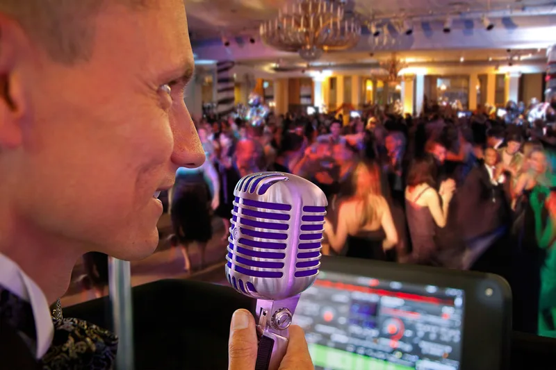 DJ reading the room